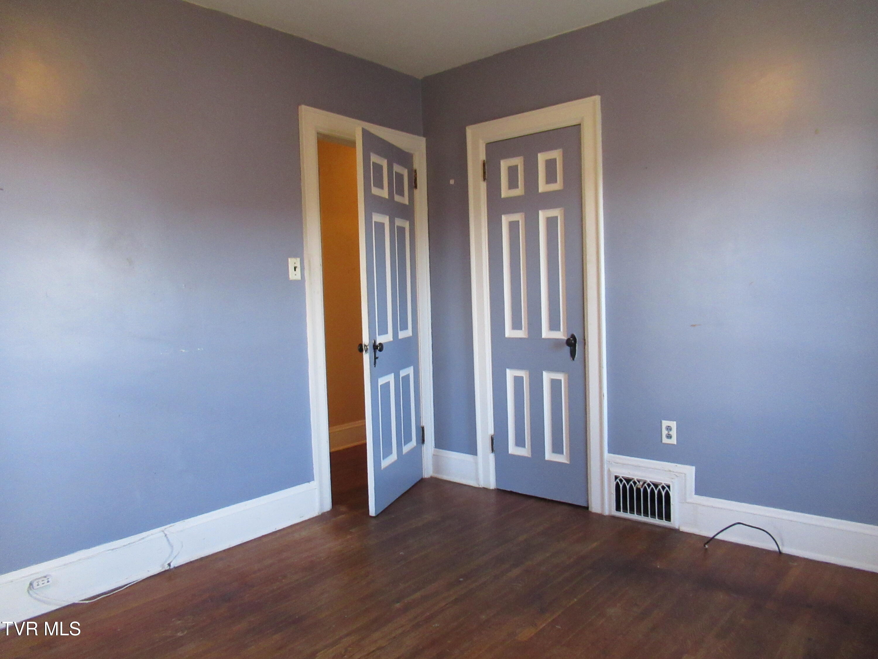 Bristol, Tennessee 37620, United States, 3 Bedrooms Bedrooms, ,1 BathroomBathrooms,Residential,Pending,23252