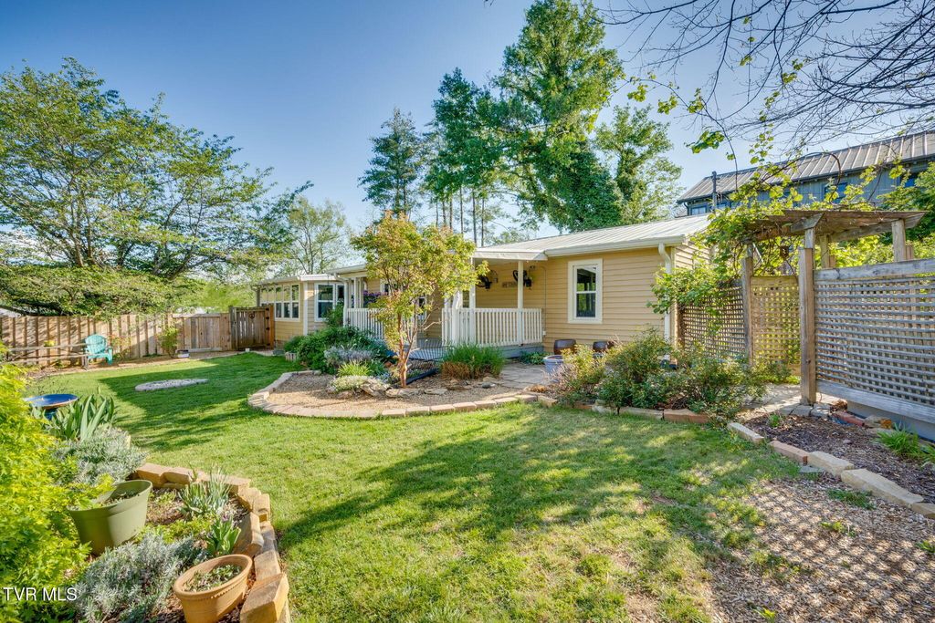 Photo of 105 1st Avenue, Jonesborough, TN 37659 (MLS # 9994120)