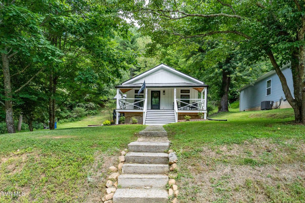 Photo of 703 Pinecrest Street, Mountain City, TN 37683 (MLS # 9998151)