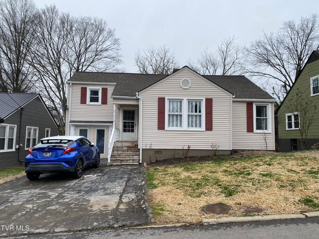 Photo of 315 Oak Grove Avenue, Greeneville, TN 37745 (MLS # 9991743)