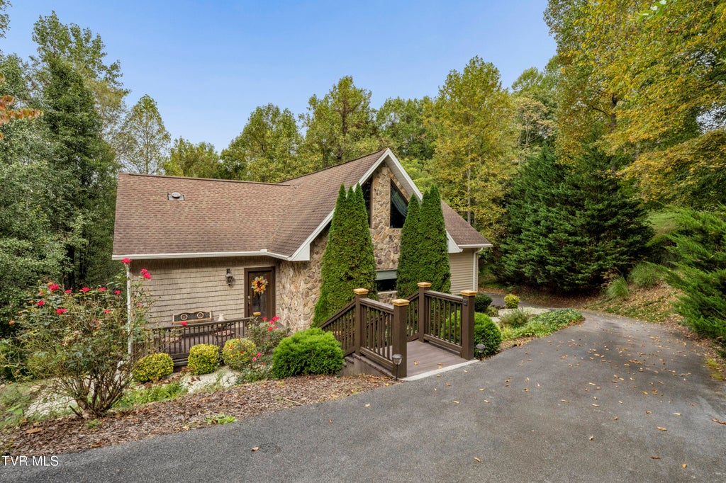 Photo of 206 Quail Run Court, Johnson City, TN 37601 (MLS # 10001988)