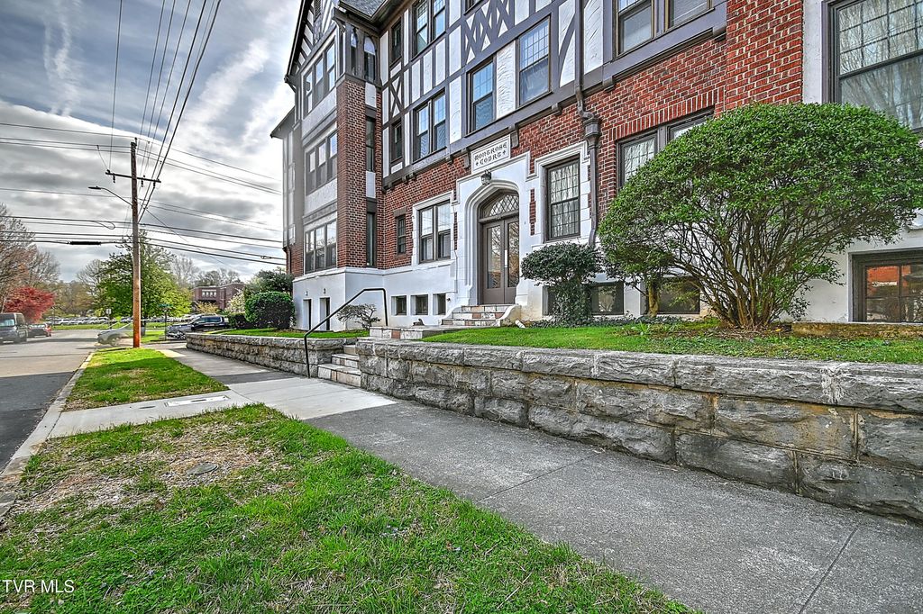 Photo of 701 Locust Street #Apt 16, Johnson City, TN 37604 (MLS # 9993315)
