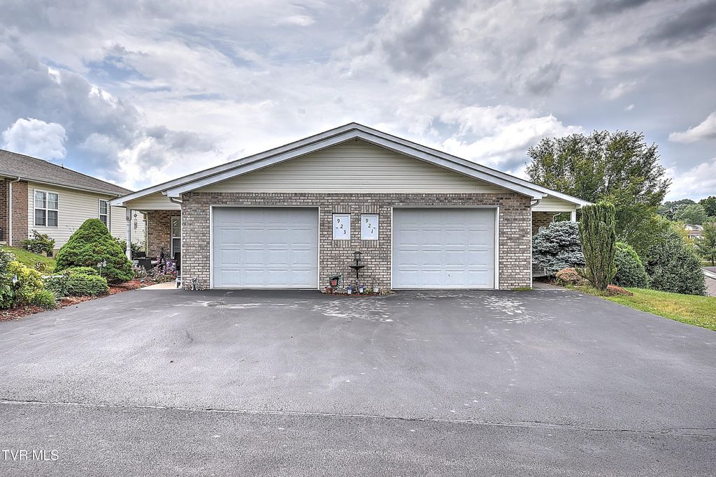 Photo of 921 Cornerstone Court #921, Kingsport, TN 37660 (MLS # 9995947)