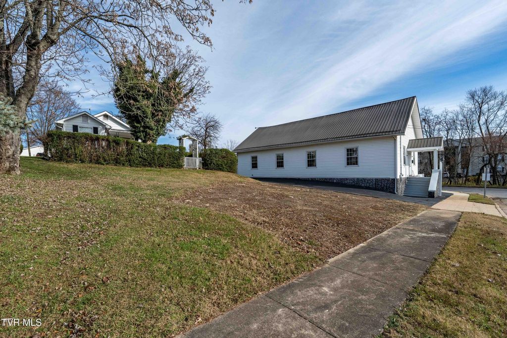 Photo of 1025 Maple Street, Kingsport, TN 37660 (MLS # 9998148)