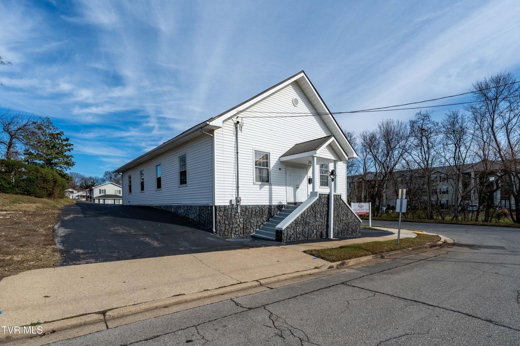 Photo of 1025 Maple Street, Kingsport, TN 37660 (MLS # 9998148)