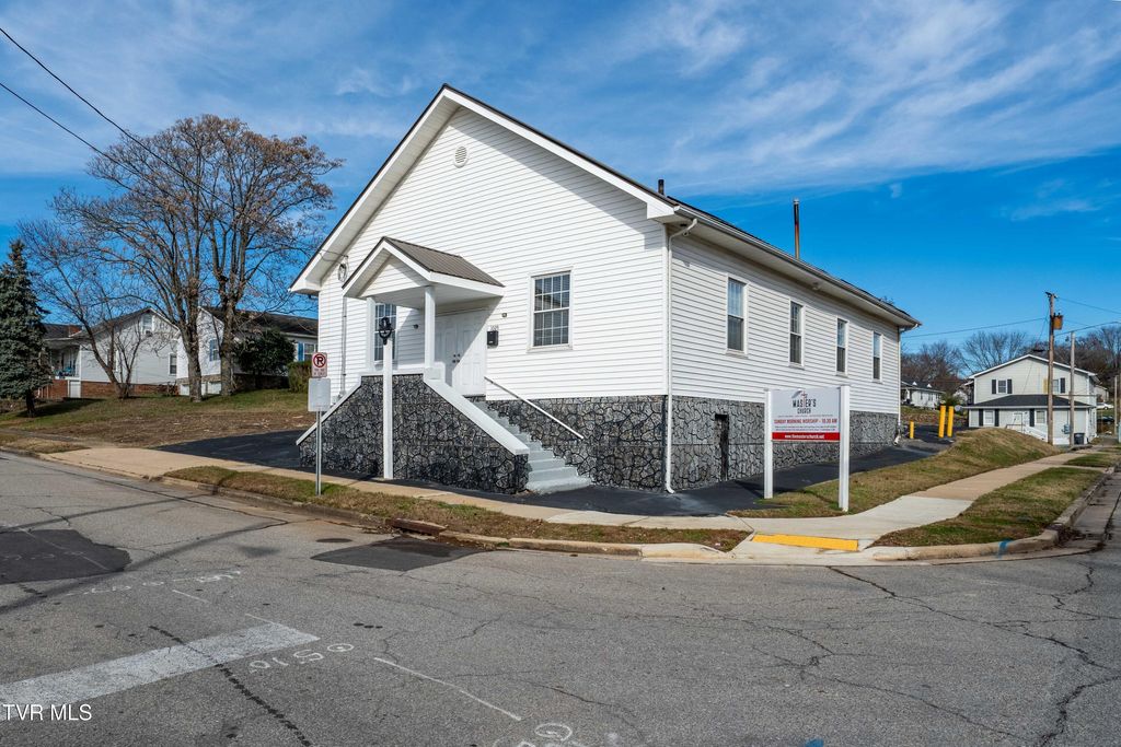 Photo of 1025 Maple Street, Kingsport, TN 37660 (MLS # 9998148)