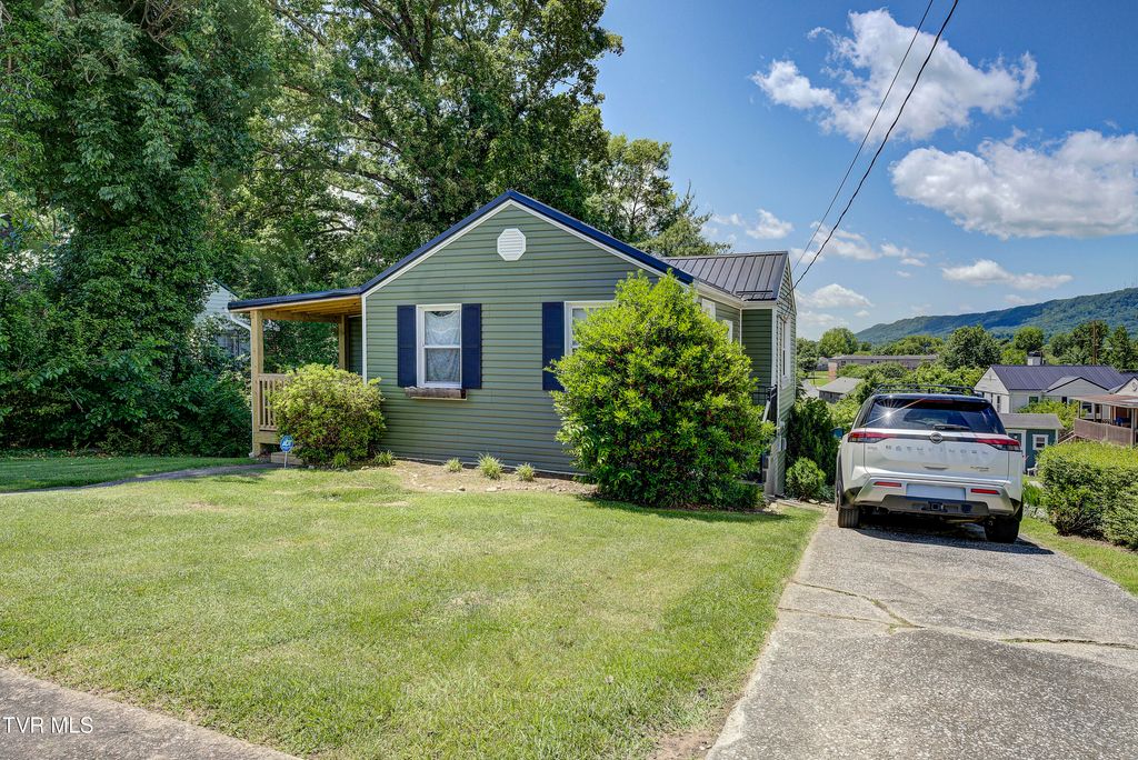 Photo of 1321 Pineola Avenue, Kingsport, TN 37664 (MLS # 9980894)