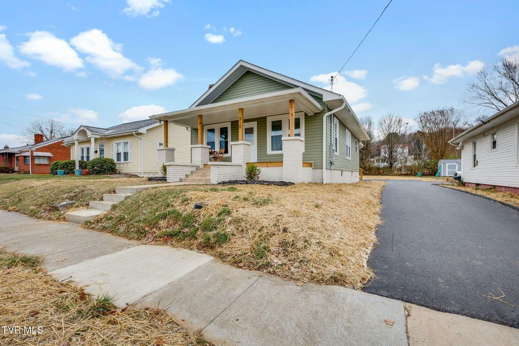 Photo of 212 H Street, Elizabethton, TN 37643 (MLS # 9990249)