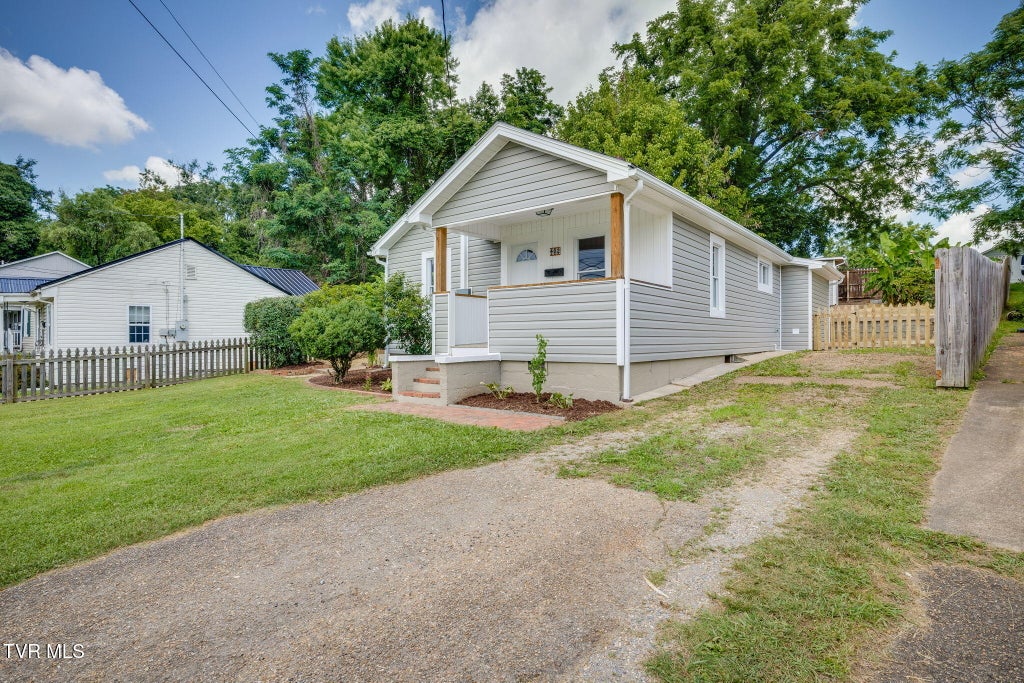 Photo of 402 University Parkway, Johnson City, TN 37604 (MLS # 9998014)