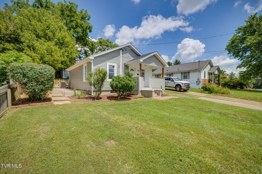 Photo of 402 University Parkway, Johnson City, TN 37604 (MLS # 9998014)