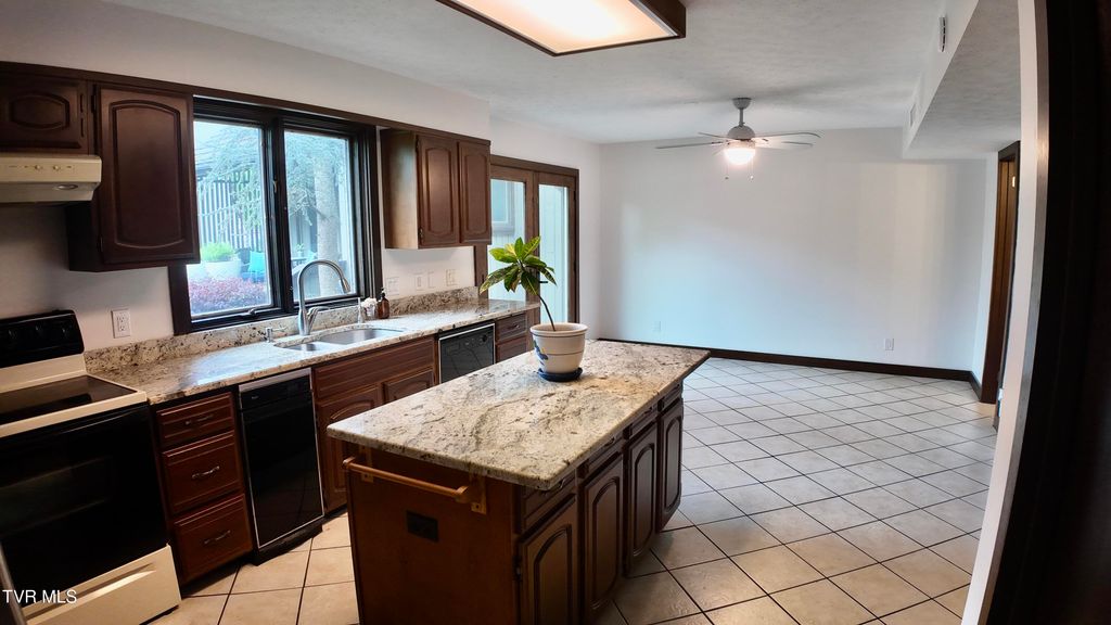 Photo of 15 Crown Circle #15, Kingsport, TN 37660 (MLS # 9979959)