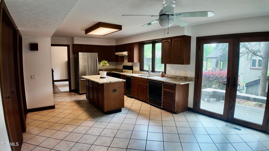 Photo of 15 Crown Circle #15, Kingsport, TN 37660 (MLS # 9979959)