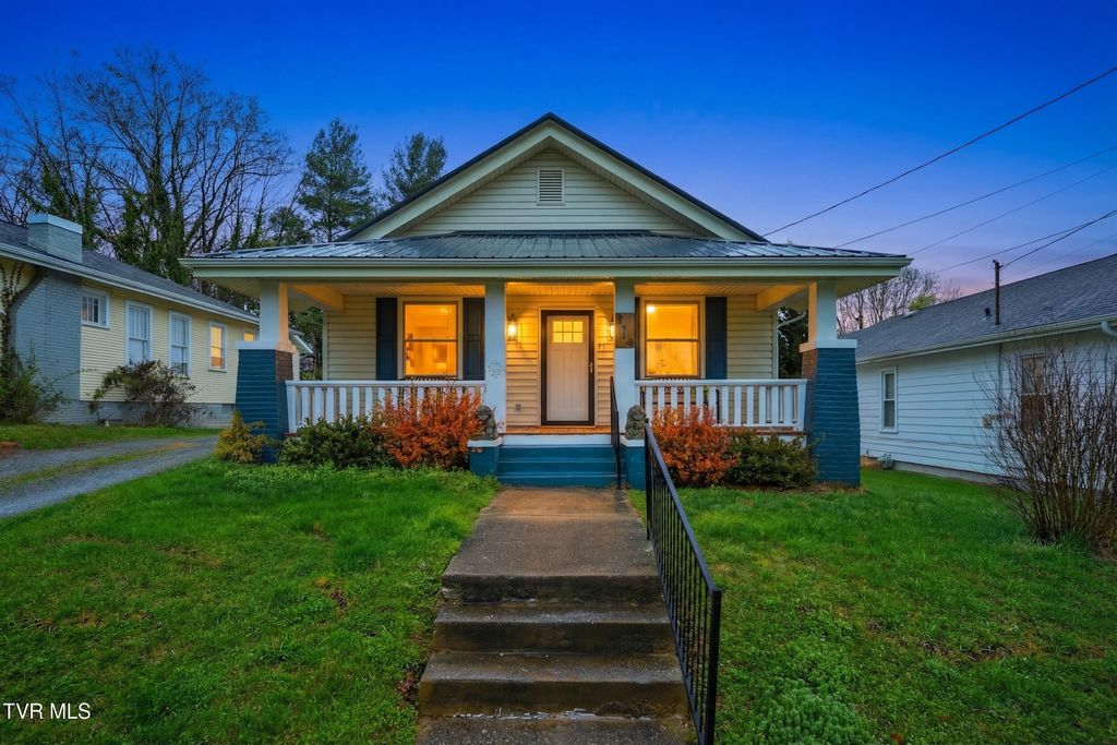 Photo of 916 Hillcrest Drive, Johnson City, TN 37604 (MLS # 9992574)