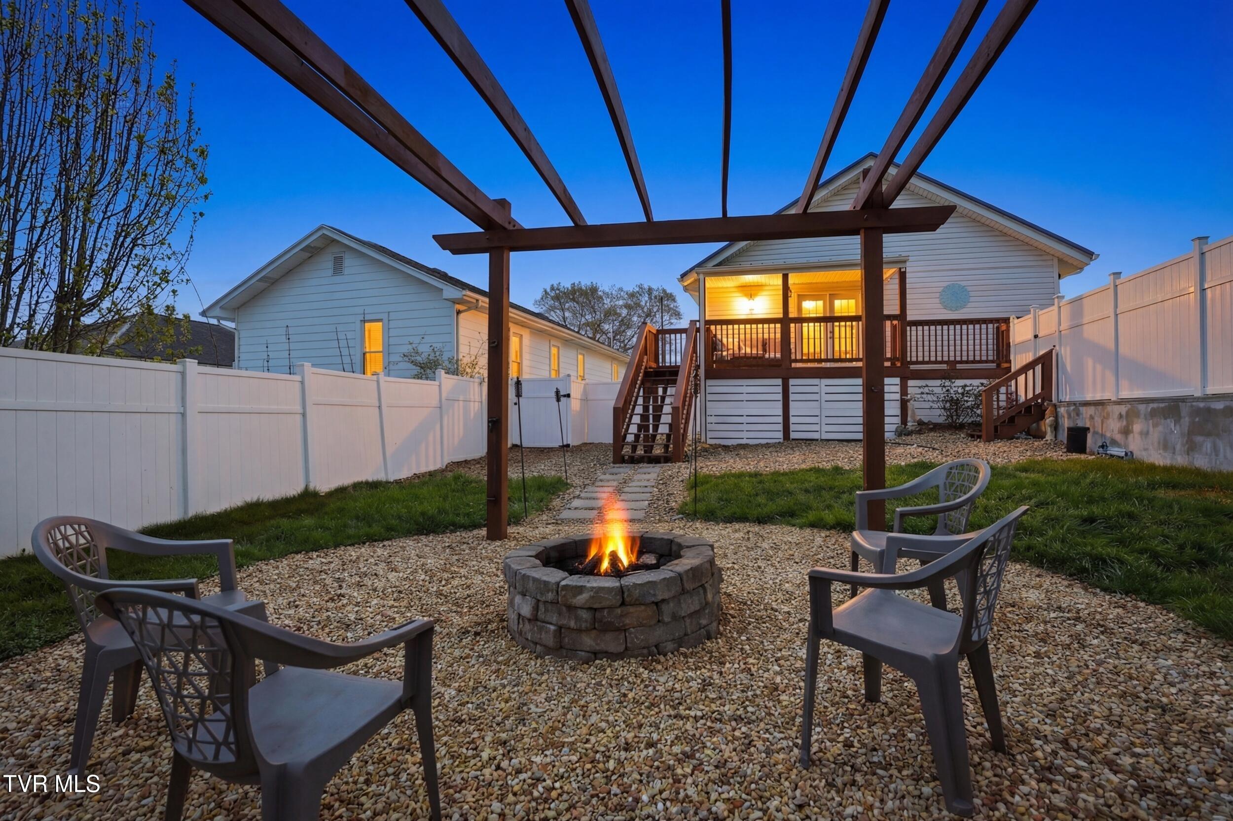 916 East Hillcrest Drive