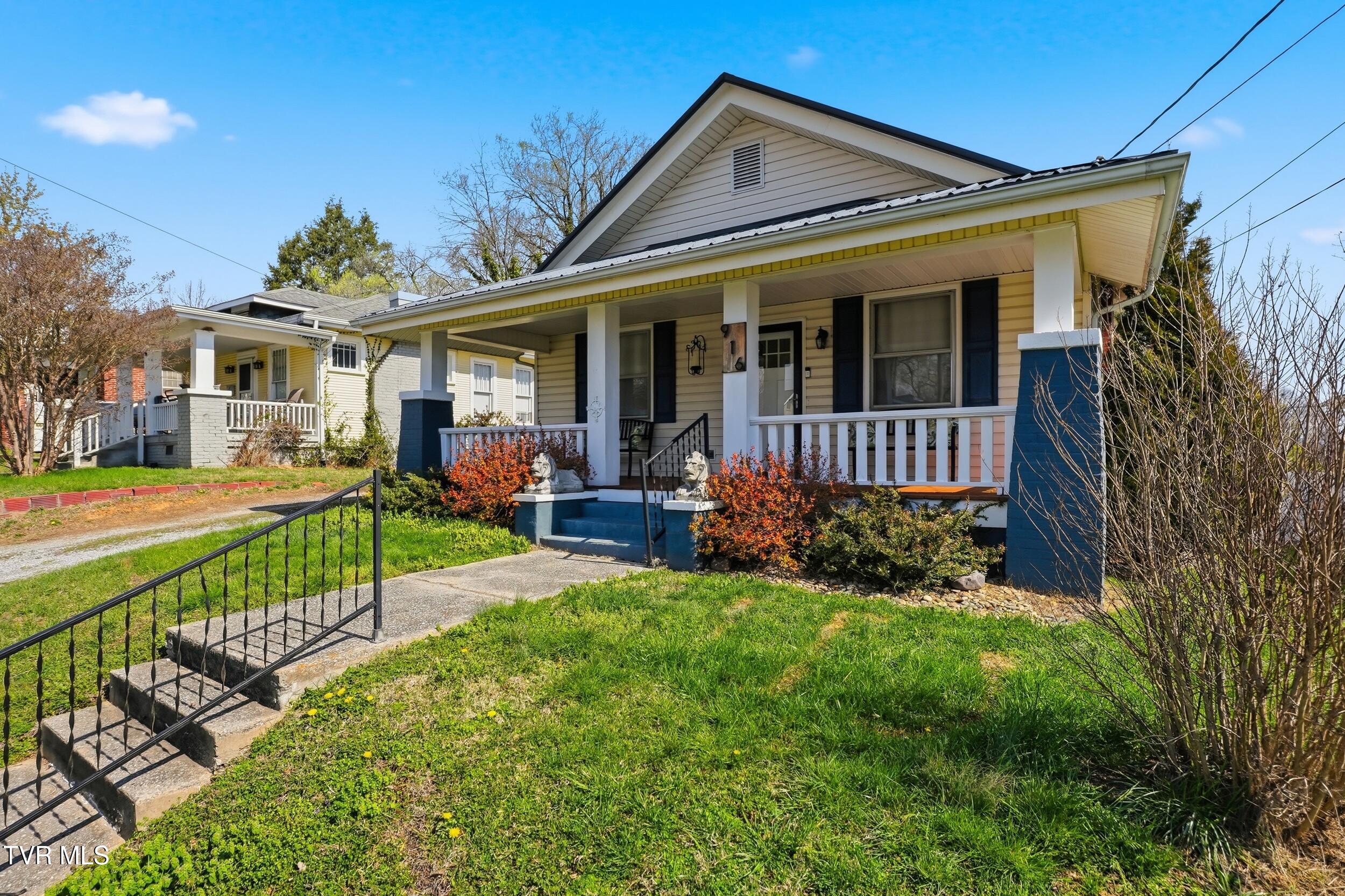 916 East Hillcrest Drive