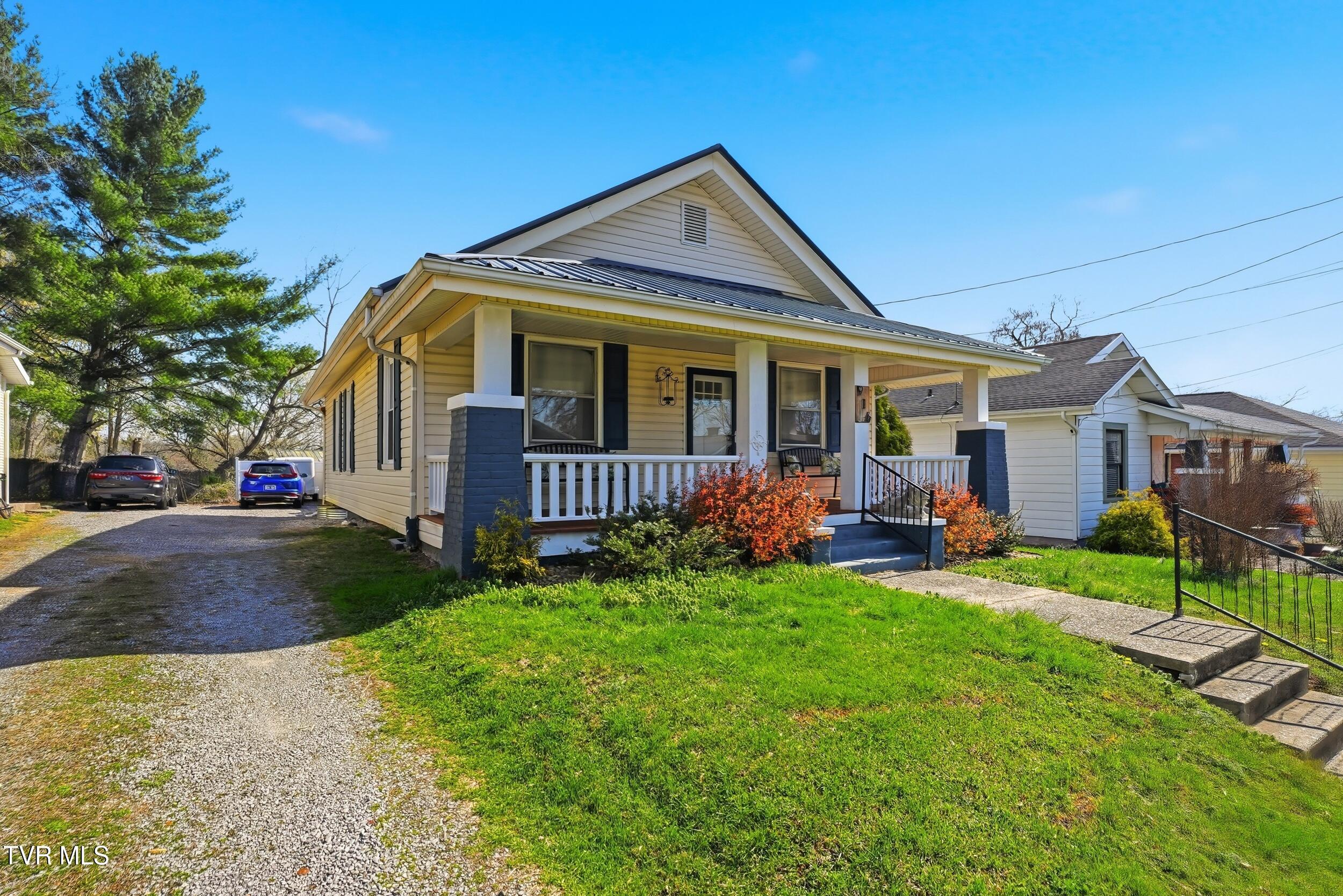 916 East Hillcrest Drive