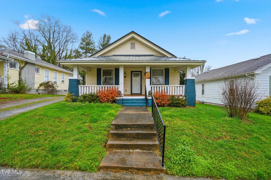 Photo of 916 Hillcrest Drive, Johnson City, TN 37604 (MLS # 9992574)