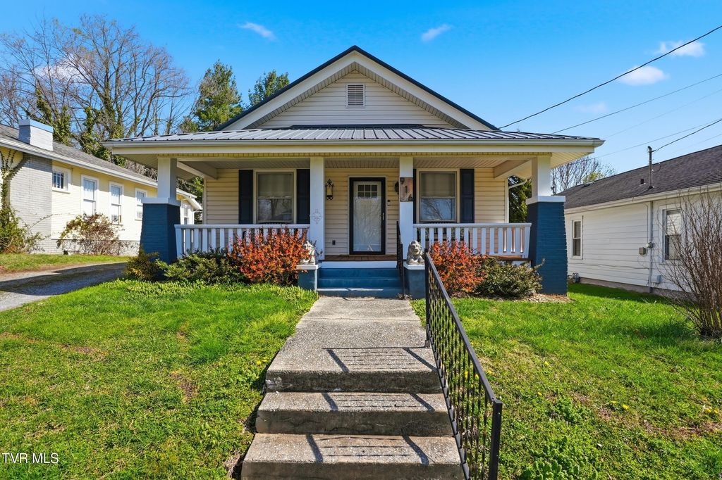 Photo of 916 Hillcrest Drive, Johnson City, TN 37604 (MLS # 9992574)