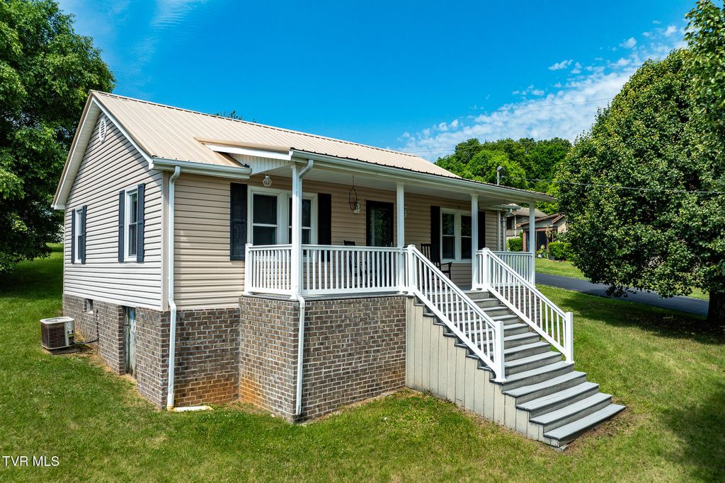 Photo of 1701 Highpoint Avenue, Kingsport, TN 37665 (MLS # 9995398)