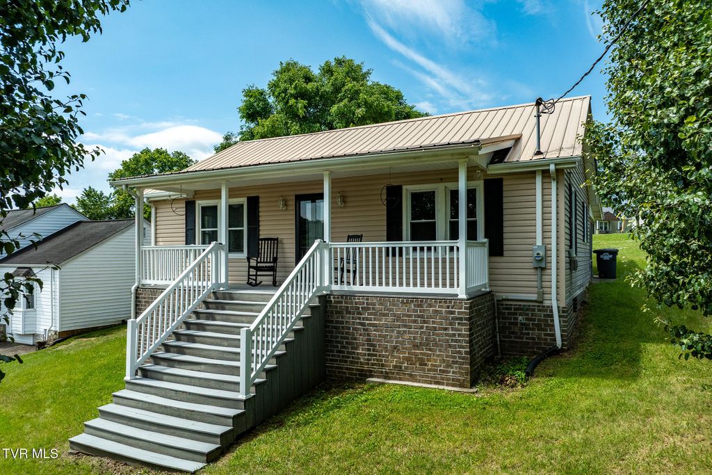 Photo of 1701 Highpoint Avenue, Kingsport, TN 37665 (MLS # 9995398)