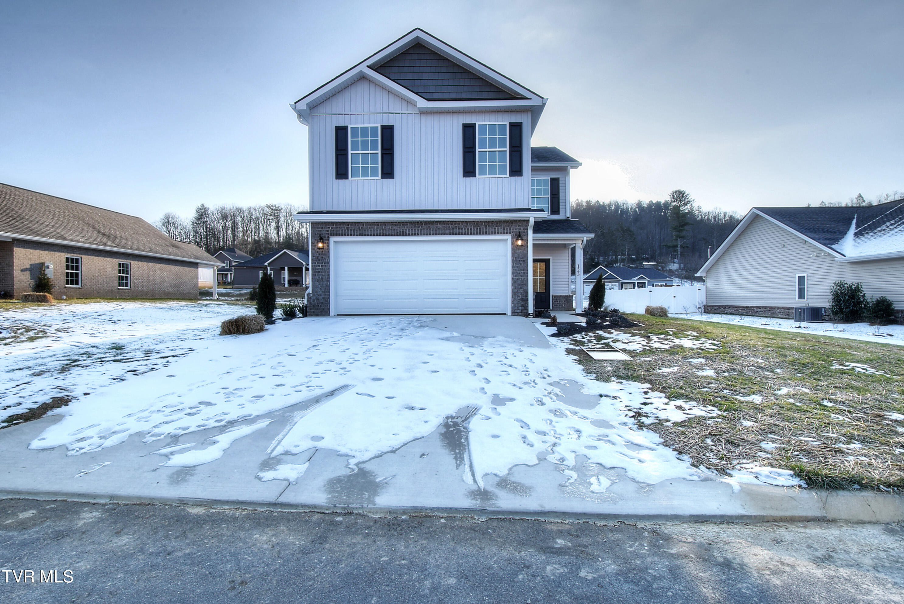 134 Ervin Loop, Erwin, Tennessee image 1