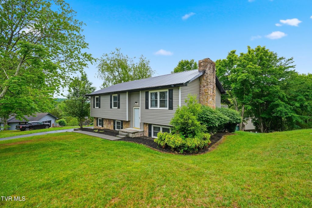 Photo of 2805 Oak Cliff Court, Johnson City, TN 37601 (MLS # 9995412)