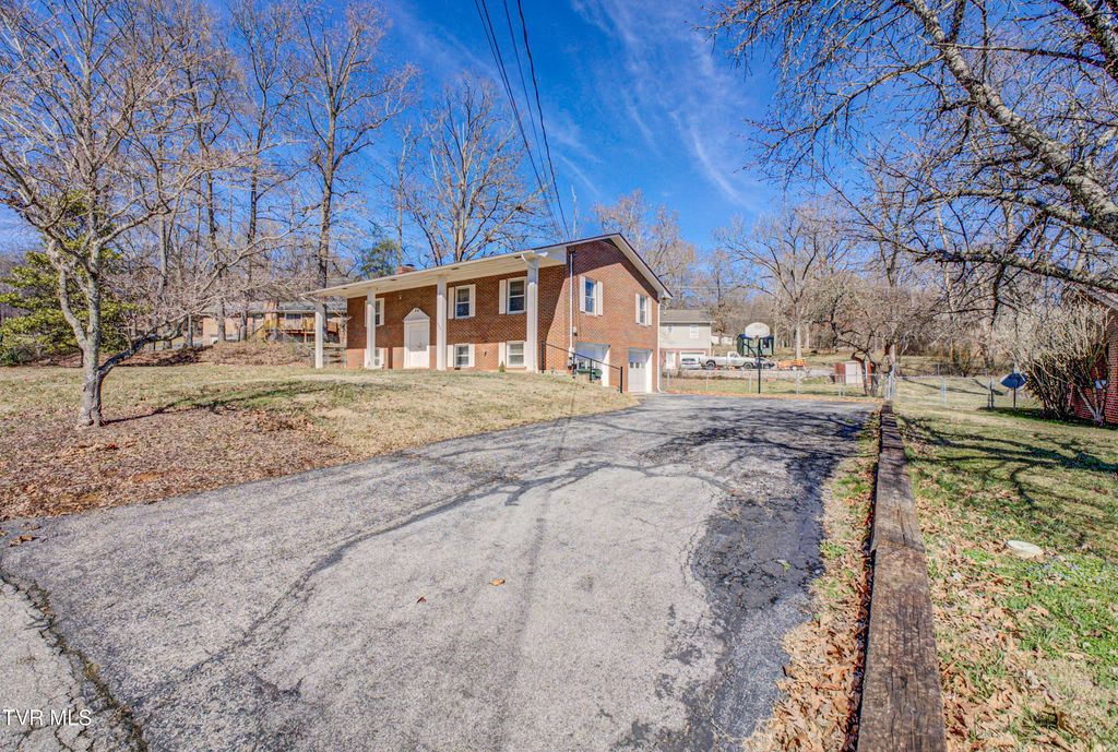 Photo of 1806 Dellwood Circle, Greeneville, TN 37745 (MLS # 9991476)