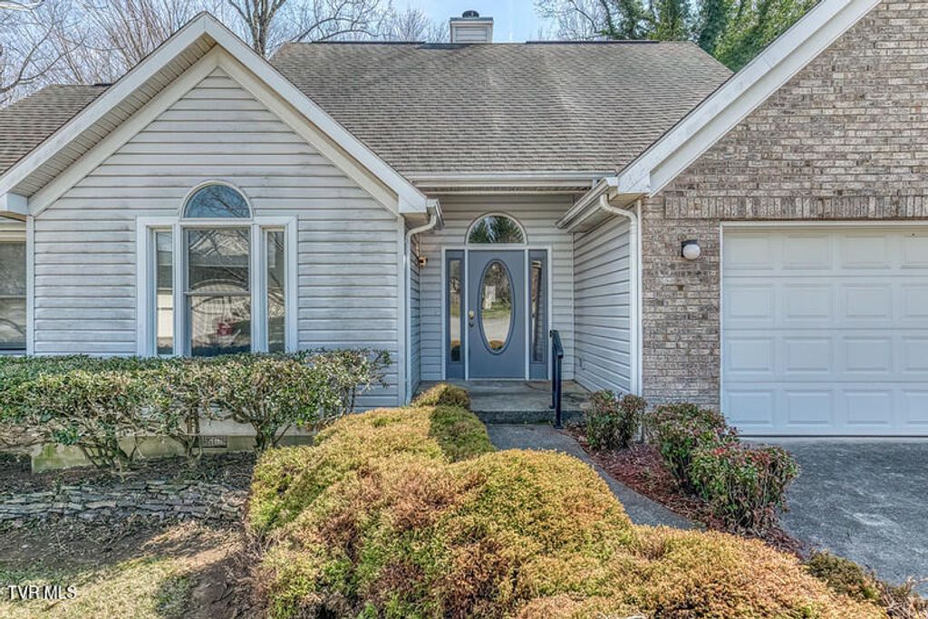 Photo of 8 University Place, Johnson City, TN 37604 (MLS # 9992422)