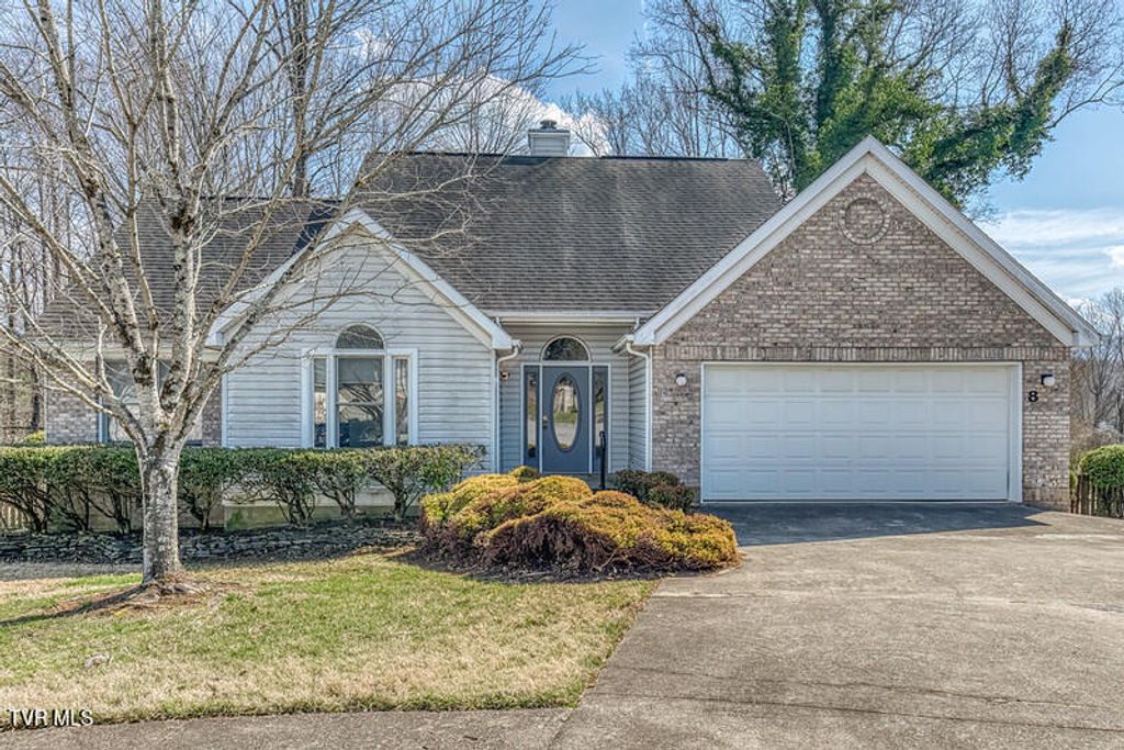 Photo of 8 University Place, Johnson City, TN 37604 (MLS # 9992422)