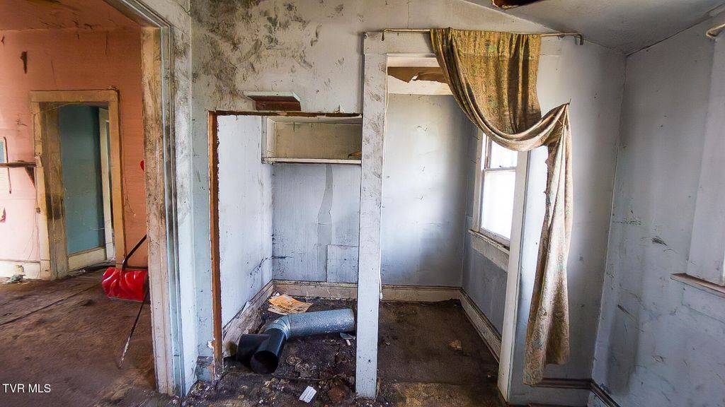 Photo of 104 Lakeview Street, Bristol, TN 37620 (MLS # 9989777)