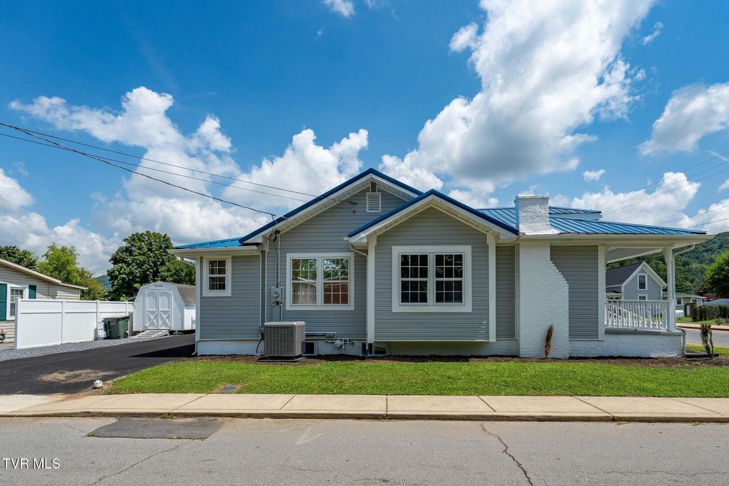 Photo of 701 1st Street, Elizabethton, TN 37643 (MLS # 9989955)