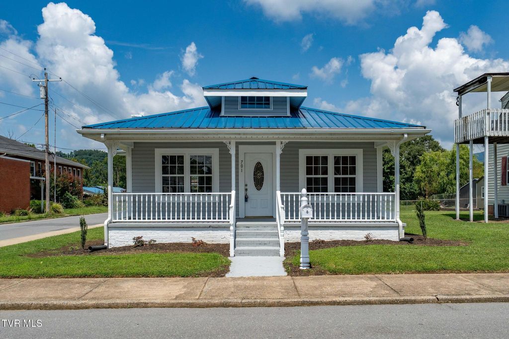 Photo of 701 1st Street, Elizabethton, TN 37643 (MLS # 9989955)