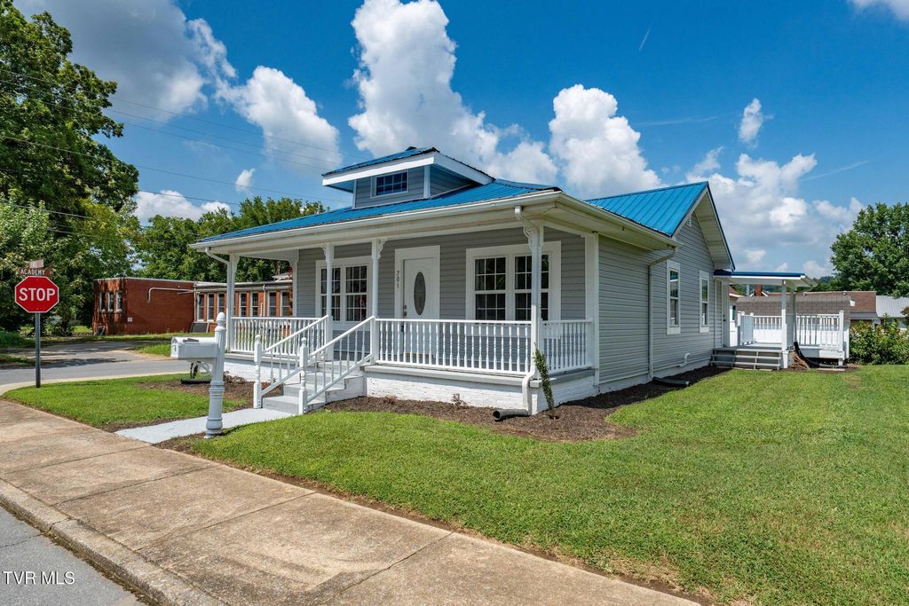 Photo of 701 1st Street, Elizabethton, TN 37643 (MLS # 9989955)