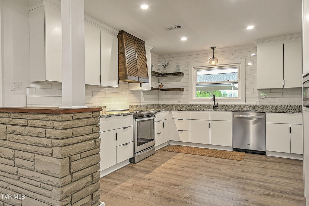 Photo of 105 Mcteer Drive, Kingsport, TN 37663 (MLS # 9992469)