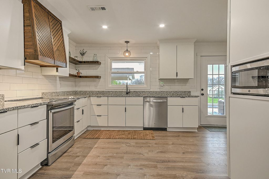 Photo of 105 Mcteer Drive, Kingsport, TN 37663 (MLS # 9992469)