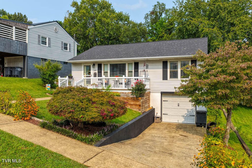 Photo of 529 Walnut Avenue, Kingsport, TN 37660 (MLS # 9985481)