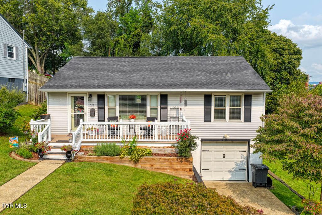 Photo of 529 Walnut Avenue, Kingsport, TN 37660 (MLS # 9985481)