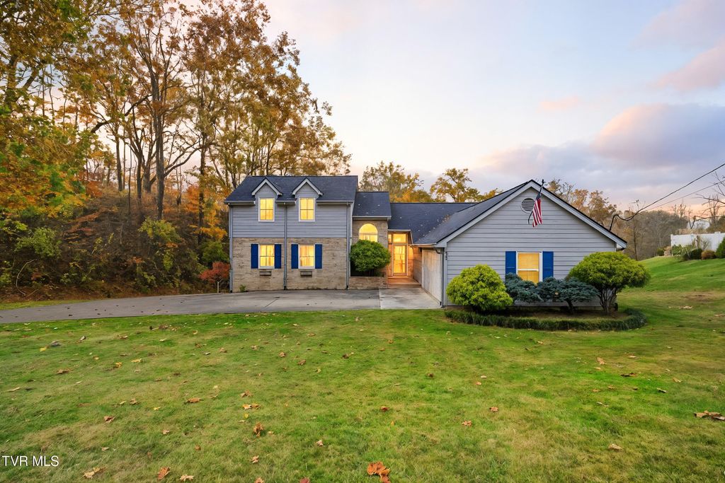 Photo of 212 Old Castle Road, Kingsport, TN 37660 (MLS # 9988206)