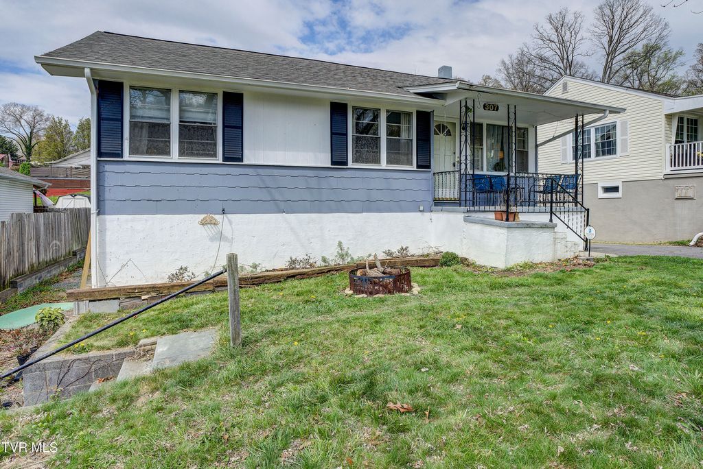 Photo of 307 Walker Street, Kingsport, TN 37665 (MLS # 9993202)