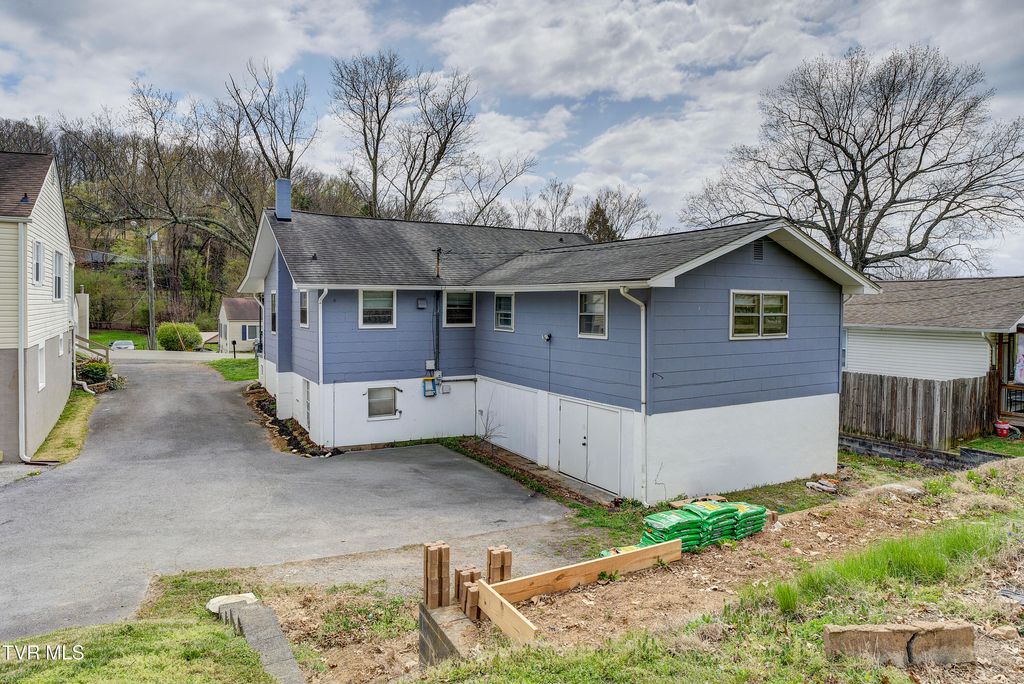 Photo of 307 Walker Street, Kingsport, TN 37665 (MLS # 9993202)