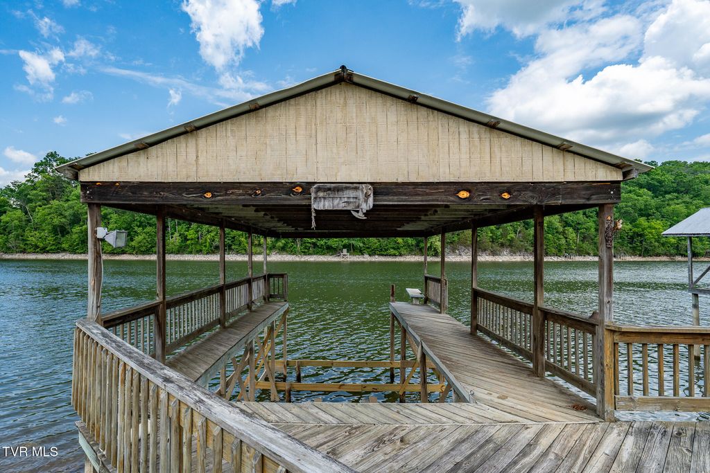 Photo of 248 Lakeview Drive, Bluff City, TN 37618 (MLS # 9995460)