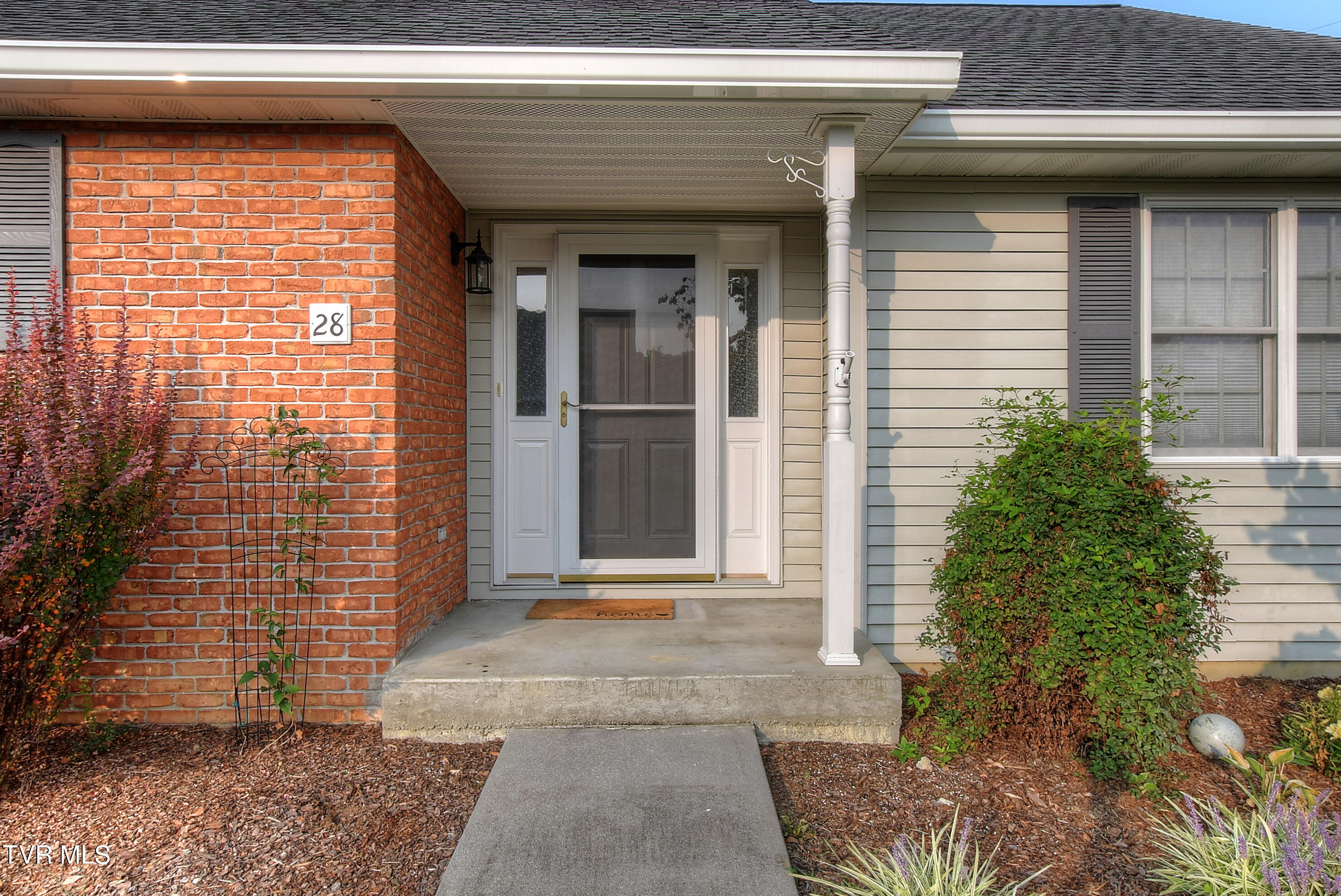 Johnson City, Tennessee 37601, United States, 2 Bedrooms Bedrooms, ,2 BathroomsBathrooms,Residential,Pending,44788