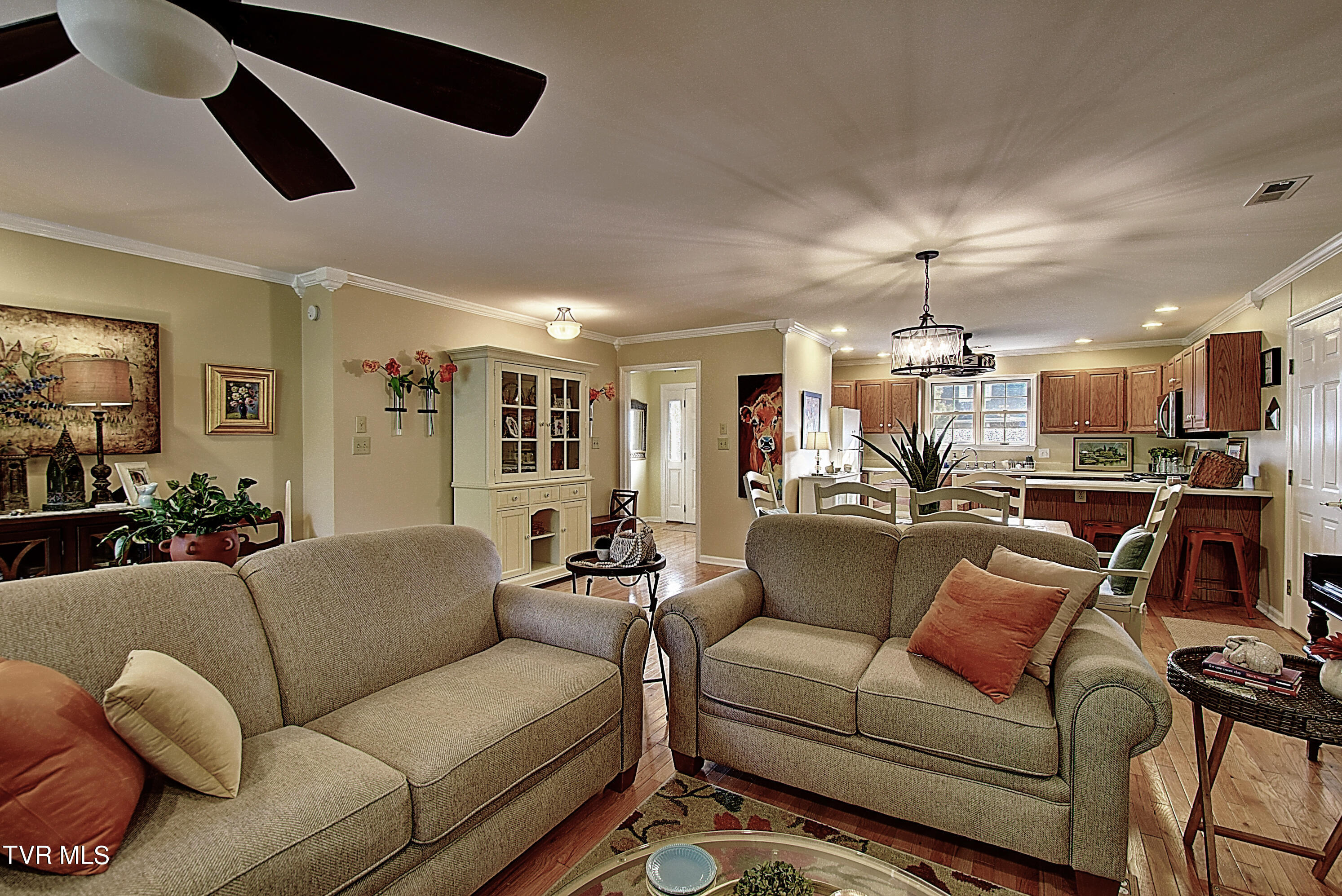 Johnson City, Tennessee 37601, United States, 2 Bedrooms Bedrooms, ,2 BathroomsBathrooms,Residential,Pending,44788