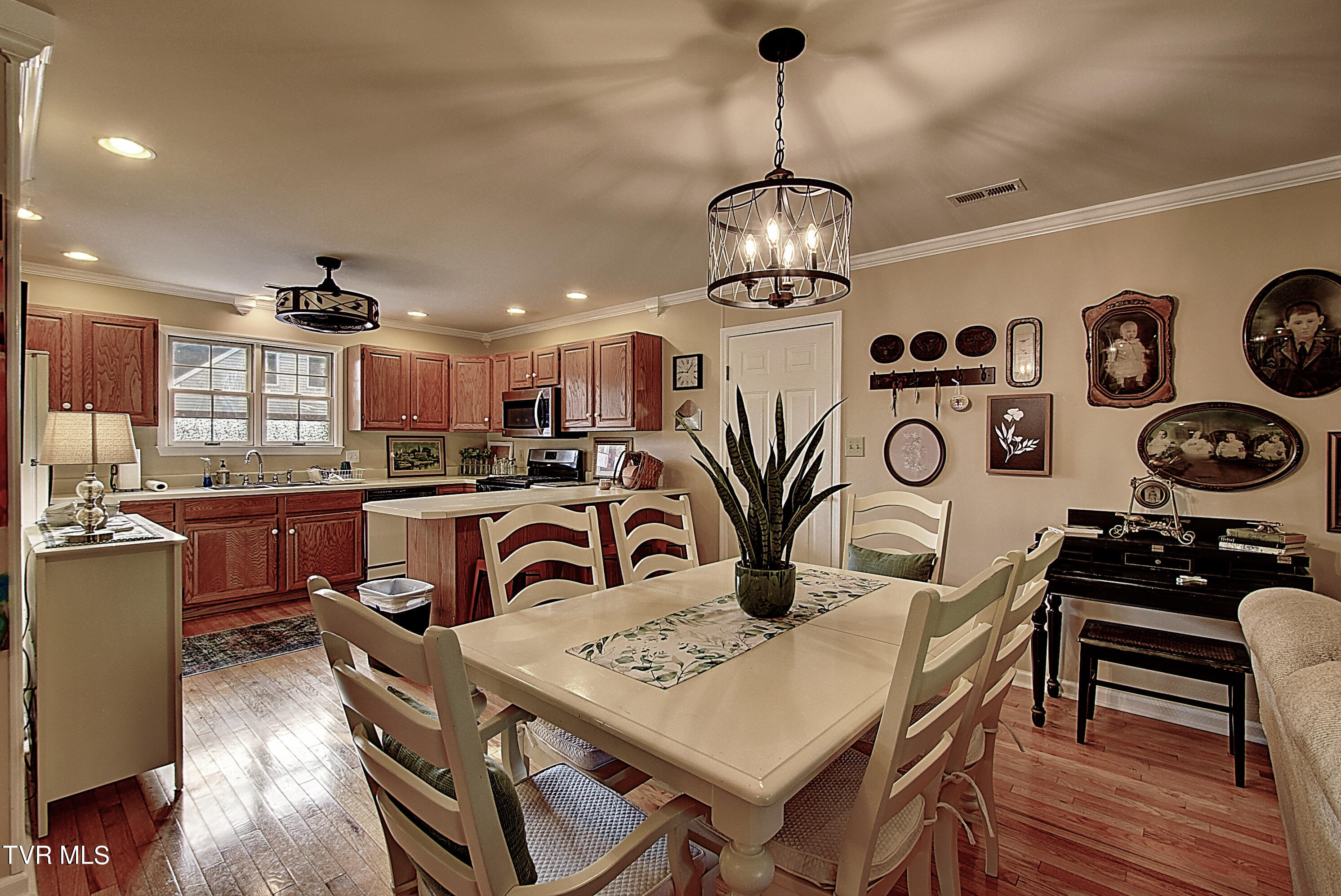 Johnson City, Tennessee 37601, United States, 2 Bedrooms Bedrooms, ,2 BathroomsBathrooms,Residential,Pending,44788