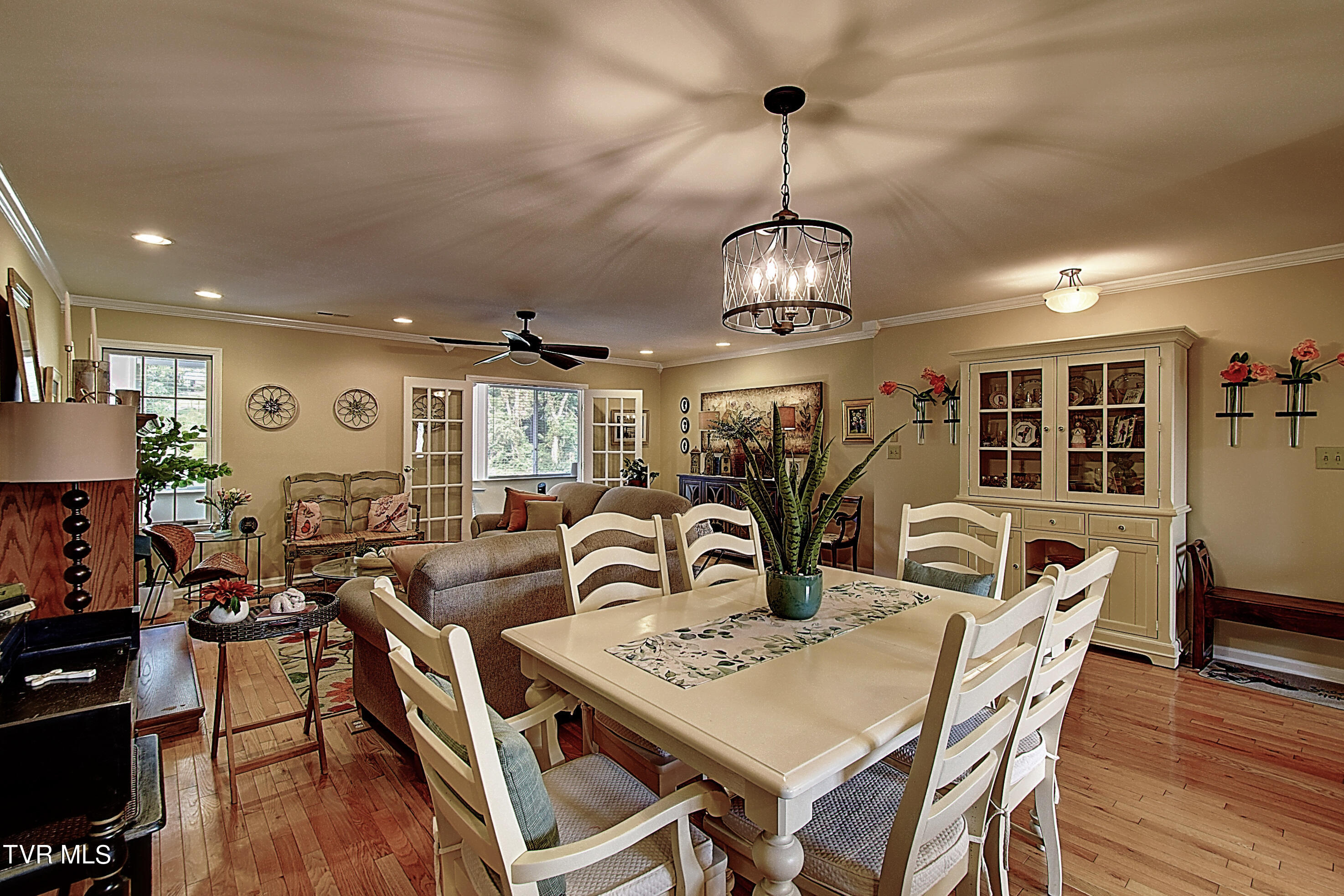 Johnson City, Tennessee 37601, United States, 2 Bedrooms Bedrooms, ,2 BathroomsBathrooms,Residential,Pending,44788