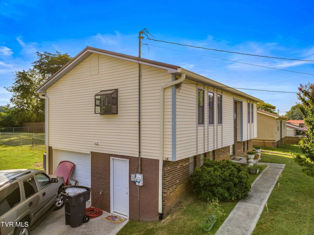 Photo of 2205 Kingswood Drive, Morristown, TN 37813 (MLS # 9983389)