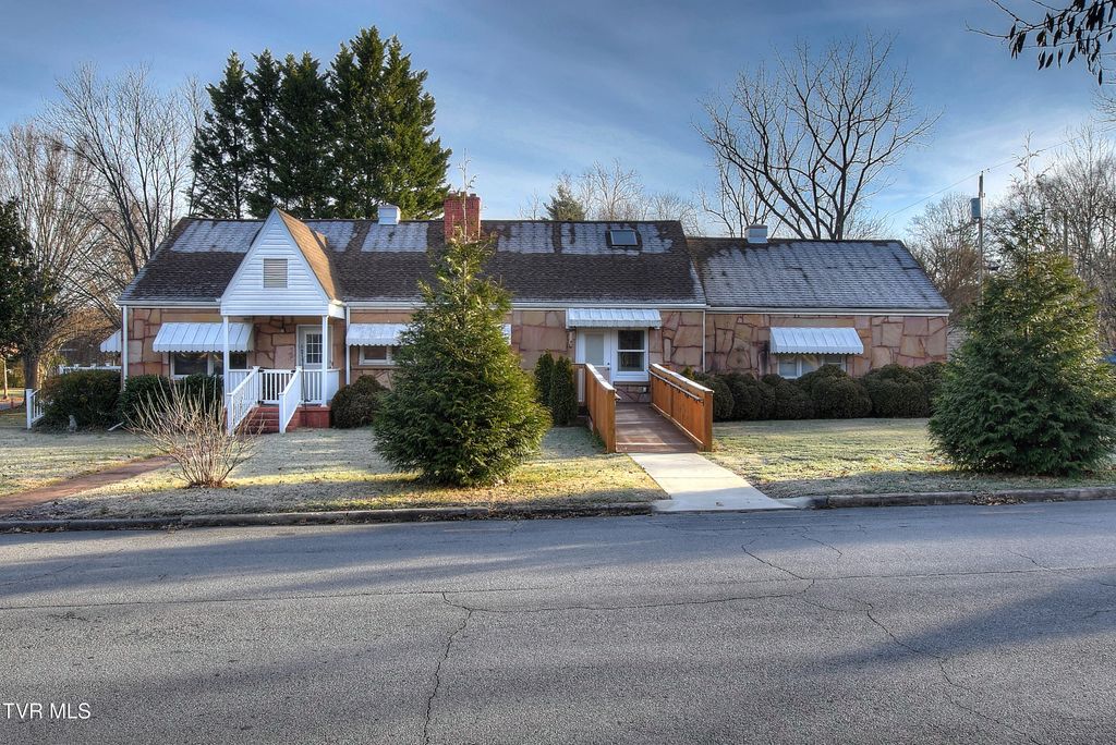 Photo of 627 Maple Street, Johnson City, TN 37604 (MLS # 9989786)