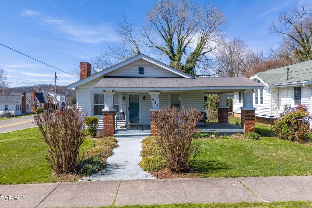 Photo of 922 Tremont Avenue, Bristol, TN 37620 (MLS # 9993160)