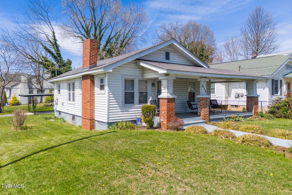 Photo of 922 Tremont Avenue, Bristol, TN 37620 (MLS # 9993160)