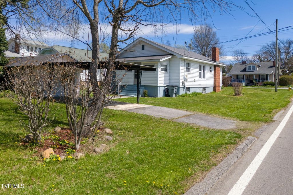 Photo of 922 Tremont Avenue, Bristol, TN 37620 (MLS # 9993160)